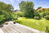 Blick von der Terrasse in den eingewachsenen Garte - 