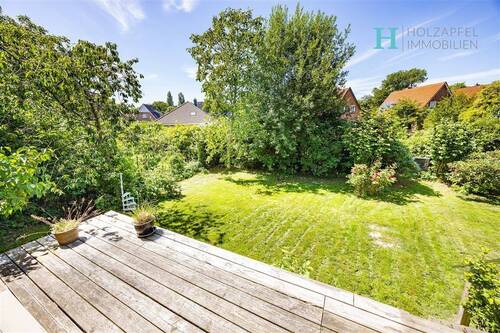 Blick von der Terrasse in den eingewachsenen Garte - 