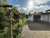 Hof mit kleiner Garage - 