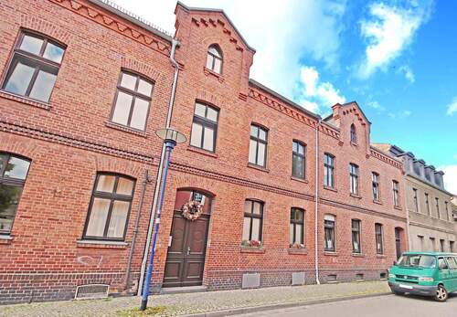 Hausansicht / Straßenseite - 4 Zimmer Mehrfamilienhaus, Wohnhaus zum Kaufen in Dessau-Roßlau