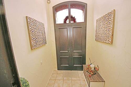 Windfang im EG / Hauseingang - 4 Zimmer Mehrfamilienhaus, Wohnhaus in Dessau-Roßlau