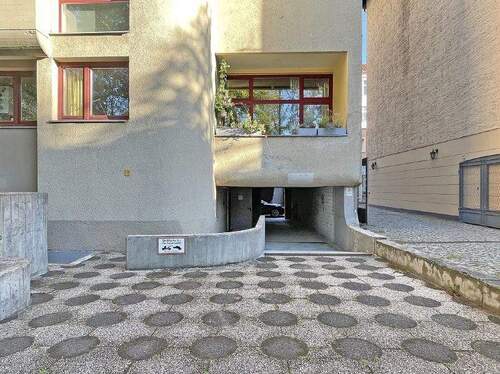 Zufahrt rechts - Tiefgargenstellplatz in der Fehlerstr. 8 Stellpl. Nr. 2