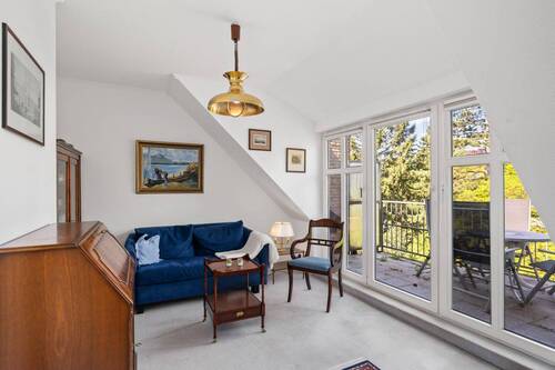 Zweites Wohnzimmer (10,89m²) mit vorgebautem Balkon. - 