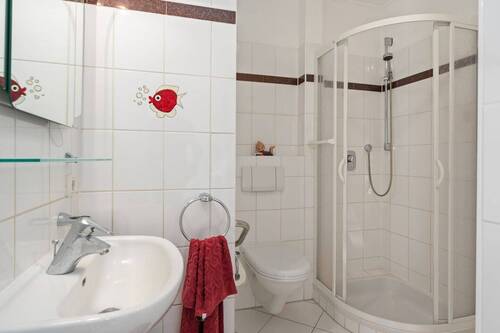 Duschbad (4,15m²) auf der ersten Wohnebene, fungiert auch als Gäste-WC - 