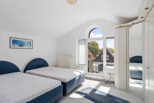 Viel Platz bietendes Schlafzimmer (17,88m²) im Dachgeschoss. - 