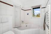 ... mit Eckbadewanne und Handtuchwärmer. - 