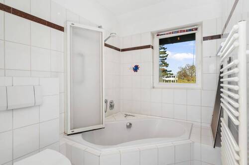 ... mit Eckbadewanne und Handtuchwärmer. - 