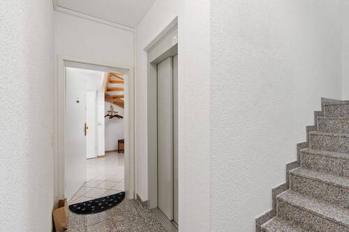 Fahrstuhl führt von der Tiefgarage bis zur Wohnung. - 
