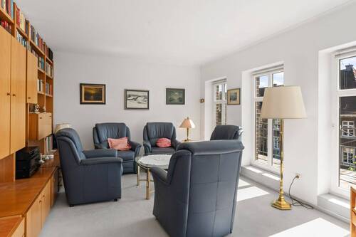 ... mit vorgebautem Balkon. - 
