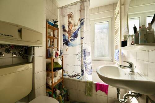 Helles Tageslichtbad mit Badewanne ähnlich - 2 Zimmer Etagenwohnung in Nürnberg