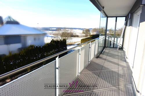 Großer Balkon mit offenem Wintergarten - 