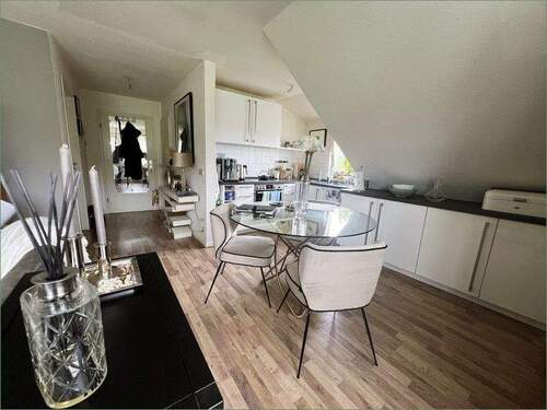 Offener Wohn- und Essbereich - Gepflegte 2-Zimmer-Eigentumswohnung, leerstehend, mit Kfz-Stellplatz in Elsteraue