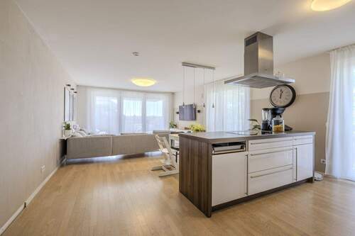 Küche mit Wohn/Essbereich - 4 Zimmer Etagenwohnung zum Kaufen in Leonberg