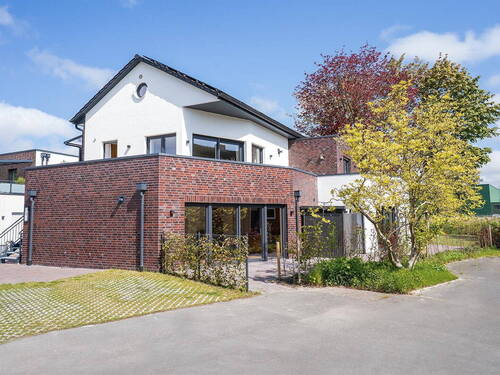 Von vorne mit PKW-Stellplatz - 