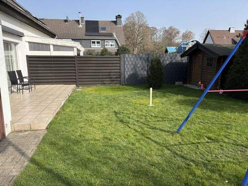 Blick in den sonnigen Garten - 