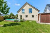 Rückansicht mit Pool - Modernes, energieeffizientes Wohnhaus LWWP + Photovoltaik mit Pool und Carport, Nähe Bad Honnef