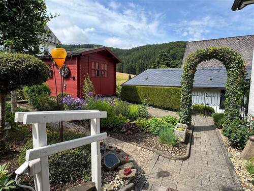 mit Gartenhütte - 