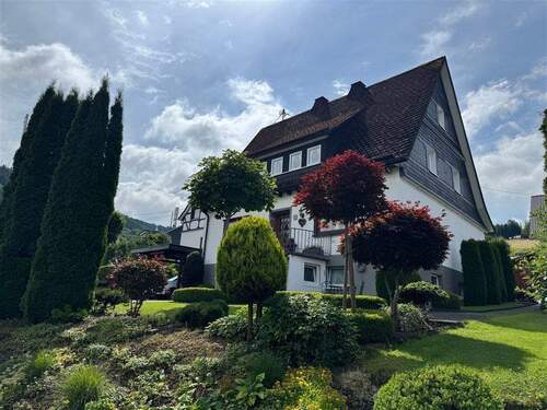 Straßen-Ansicht - Einfamilienhaus mit 190,00 m² in Lennestadt zum Kaufen