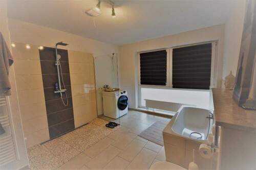 Blick in das Tgroße ageslichtbad mit BW und Großraumdusche - Etagenwohnung mit 86,00 m² in Weißwasser zur Miete