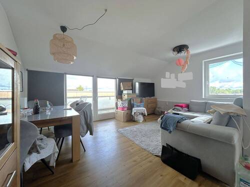 Wohnzimmer - Charmante 4 Zimmer-Dachgeschosswohnung mit Balkon