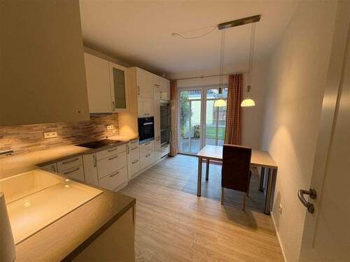 Blick in die Küche - Doppelhaushälfte mit 219,00 m² in Hude (Oldenburg) zur Miete