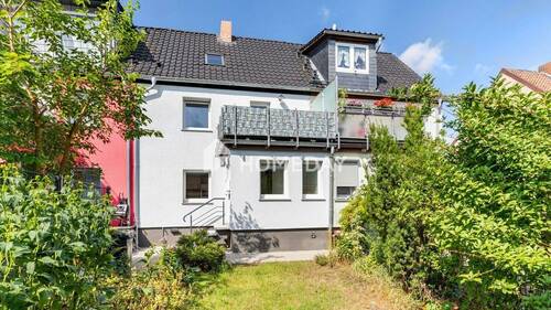 Außenansicht 2 - Gepflegtes Reihenhaus mit 3 Zimmern, Einbauküche, Vollkeller, Garten und überdachter Terrasse