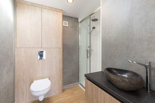 Badezimmer mit Dusche (Beispielfoto) - 