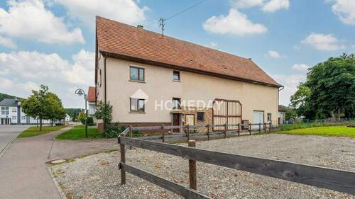 Außenansicht 2 - Haus in Dornröschenschlaf! 1 bis 2 Familienhaus mit großem, bebaubarem Grundstück & Potenzial