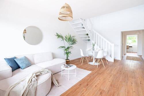 Wohnzimmer 2 - 3 Zimmer Etagenwohnung zum Kaufen in Hamburg