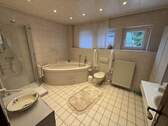 großes Bad mit Wanne und Dusche - 