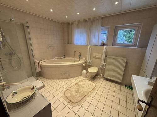 großes Bad mit Wanne und Dusche - 