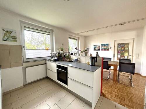 Küche mit angrenzendem Essbereich - 