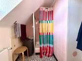 Bad mit Dusche im Dachgeschoss - 