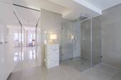 Großzügige Walk-in-Dusche mit Glasabtrennung - 