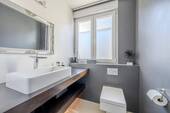 Modernes Gäste-WC mit Tageslicht - 
