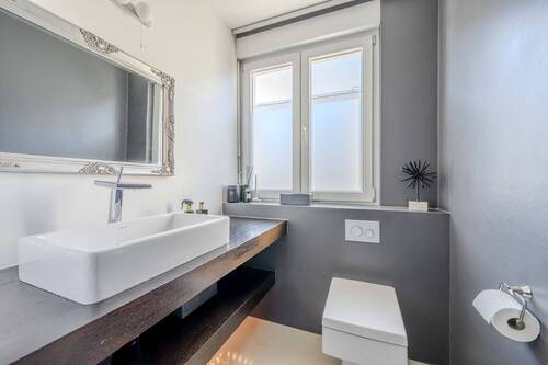Modernes Gäste-WC mit Tageslicht - 