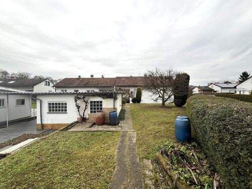 Grünfläche mit Gartenhaus - 