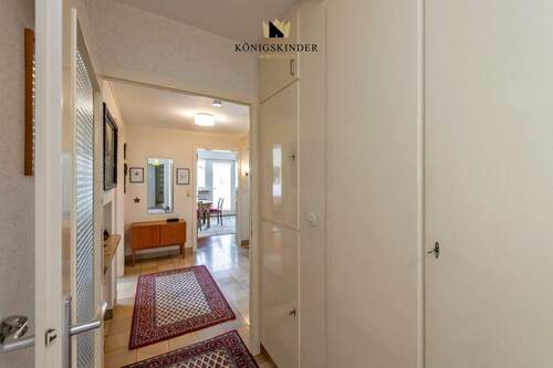 1. OG Diele mit Einbauschränken - 