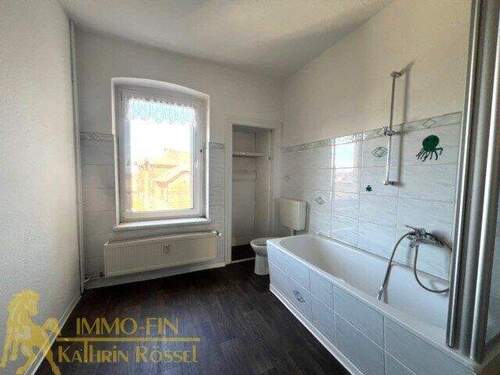 Tageslichtbad mit BW im 2.OG rechts (Leerwhg.) - 