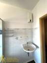 Bad Waschbecken mit Durchlauferhitzer im 1. OG links - 