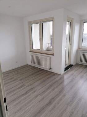 Wohnzimmer mit Balkon/Loggia - 