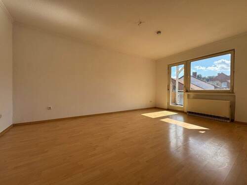 Wohnzimmer mit Balkonzugang - Etagenwohnung mit 100,00 m&sup2; in Barsinghausen zum Kaufen