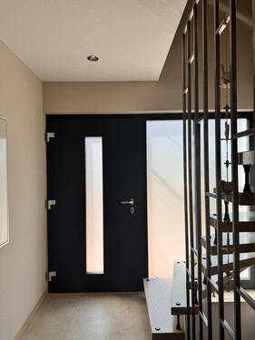 Treppenhaus mit Haustür - 