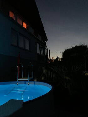 Poolanlage bei Nacht - 