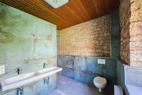 Badezimmer mit Dusche - Einfamilienhaus mit 157,60 m&sup2; in Reichsthal zum Kaufen