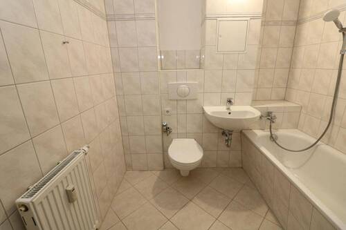 Bad mit Wanne - 3 Zimmer Etagenwohnung zur Miete in Freiberg