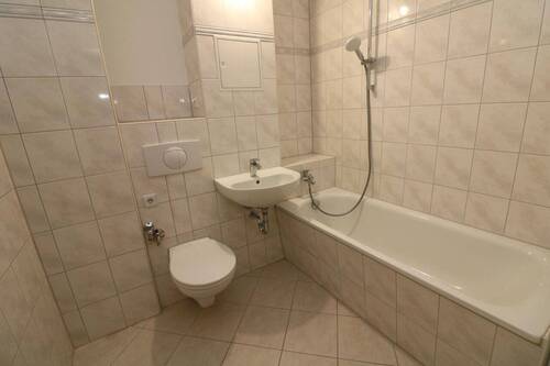 Bad mit Wanne - 3 Zimmer Etagenwohnung in Freiberg