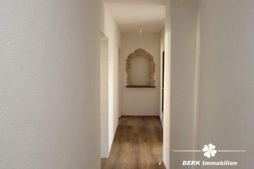 Flur - Etagenwohnung mit 109,60 m² in Großostheim zur Miete