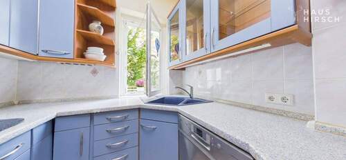 Küche – maßgefertigte Einbauküche mit Blick ins Grüne - 