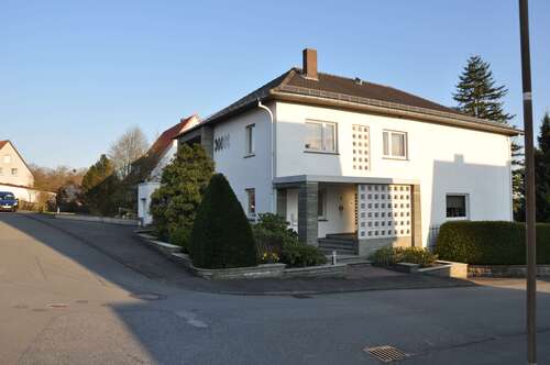 Hausansicht - 8 Zimmer Einfamilienhaus zum Kaufen in Warburg-Menne